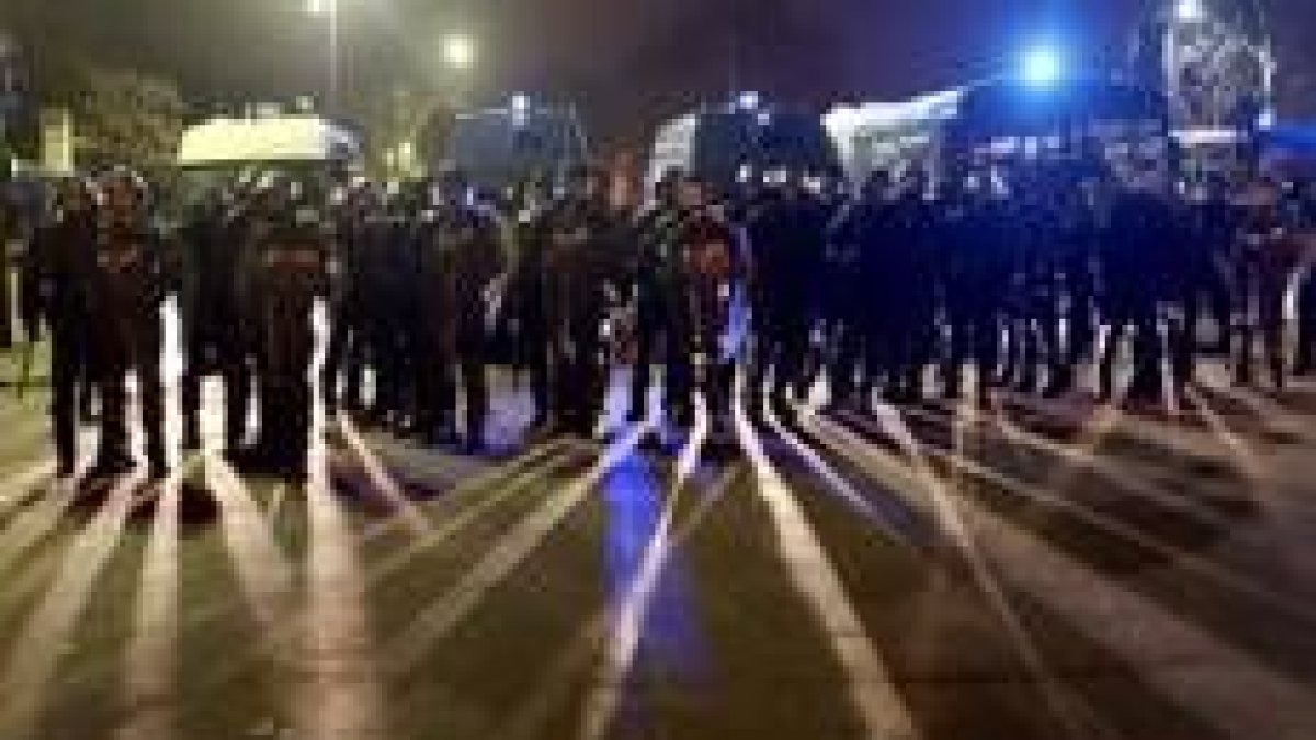 Los antidisturbios protegen la sede de la Asamblea Nacional