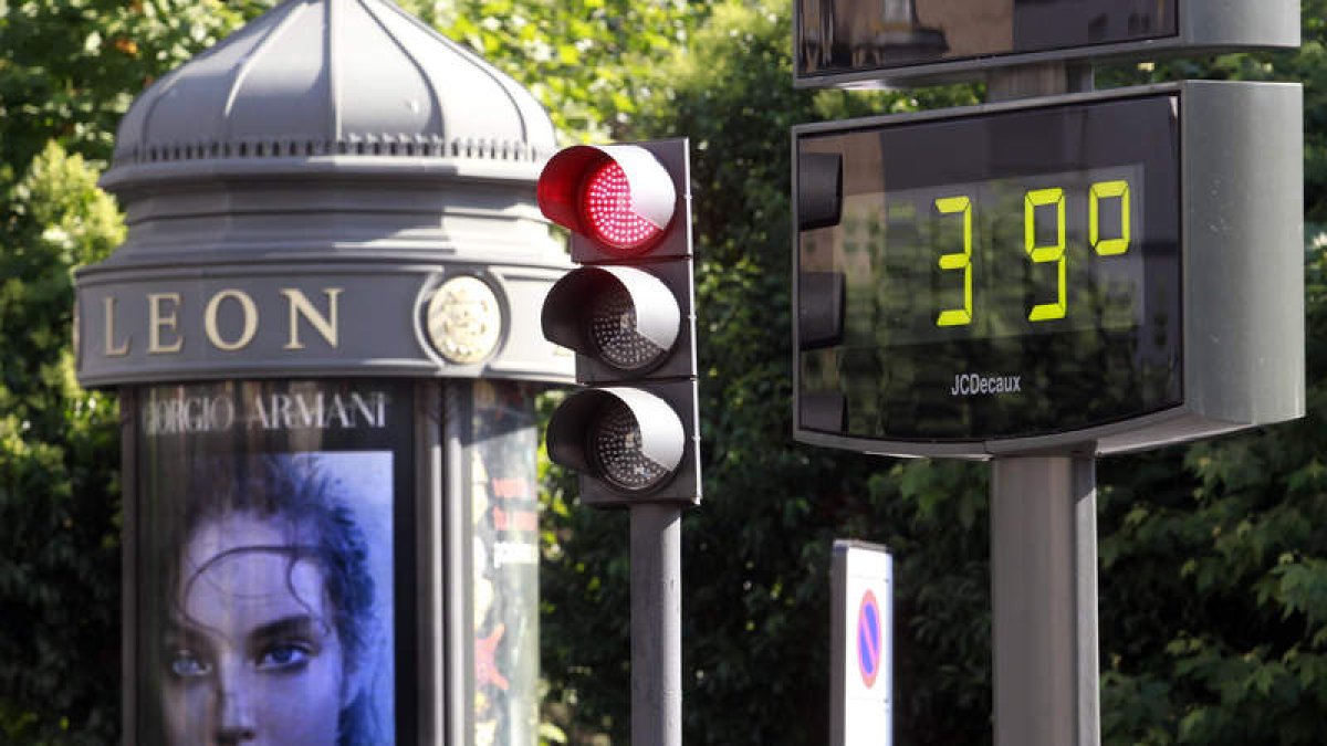 El termómetro situado en Guzmán marca 39 grados a causa de la ola de calor que azota a la provincia y al resto de España.