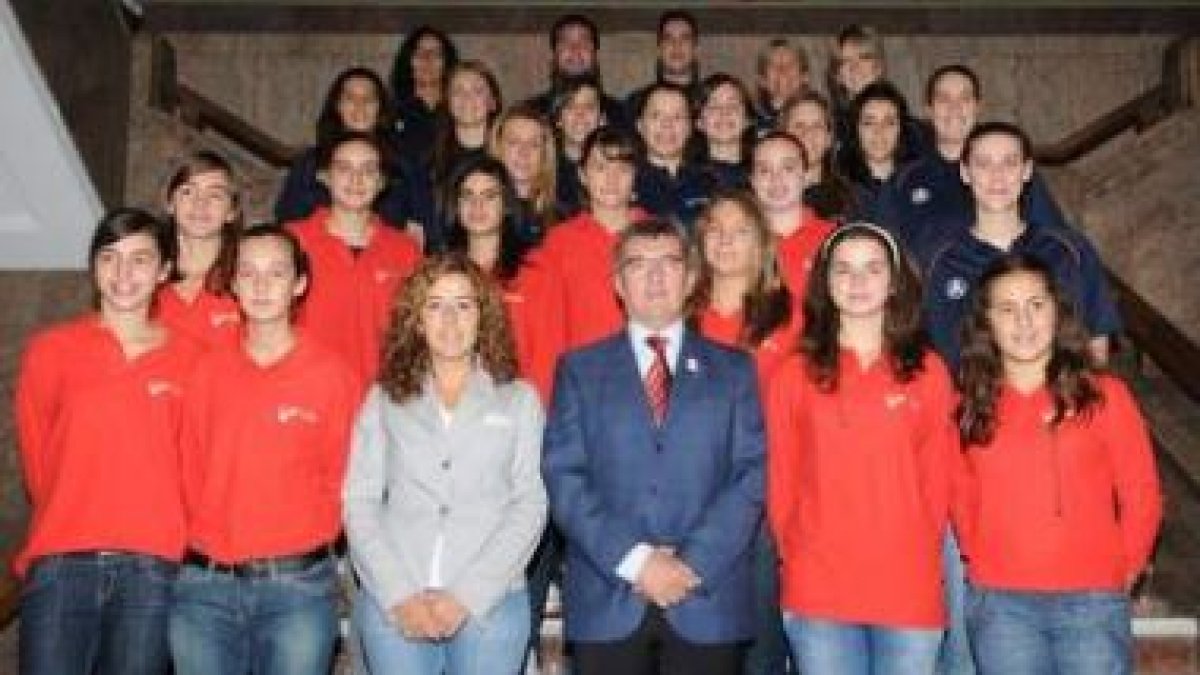 Francisco Fernández y Natalia Rodríguez junto a jugadoras y cuerpo técnico del CB Aros León.
