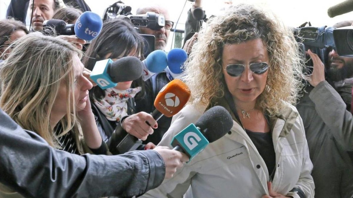 Diana Lopez-Pinel, la madre de Diana Quer , a su llegada al juzgado de Ribeira en abril