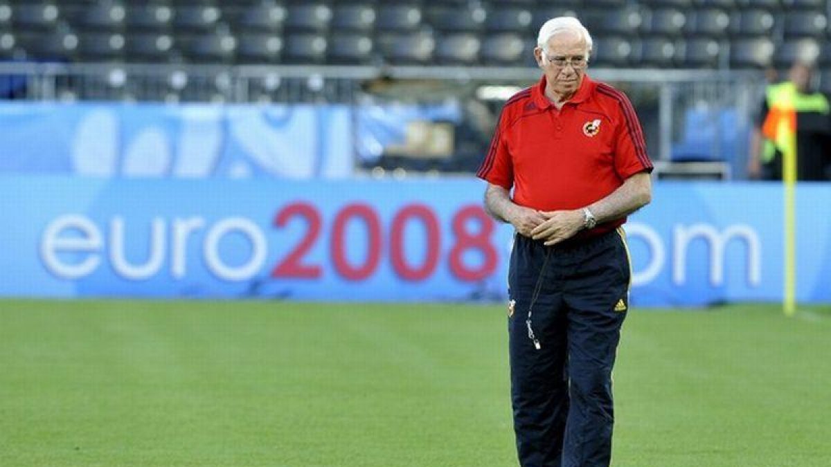 El exentrenador de la selección española durante uno de los entrenamientos de la Europcopa de 2008.