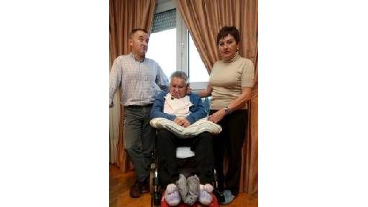 León y Pilar, junto a su madre, Jacinta Rodríguez, de 89 años