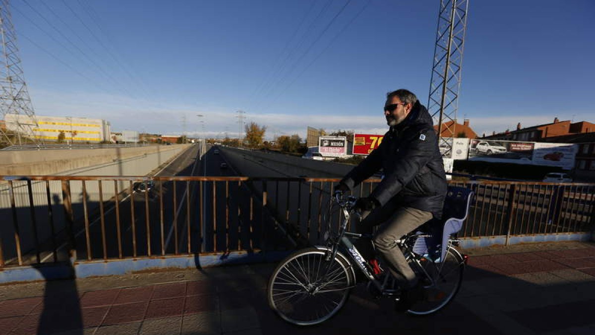 Francisco Ajenjo de Tuya en su camino al trabajo por la paserala sobre la Ronda Este.