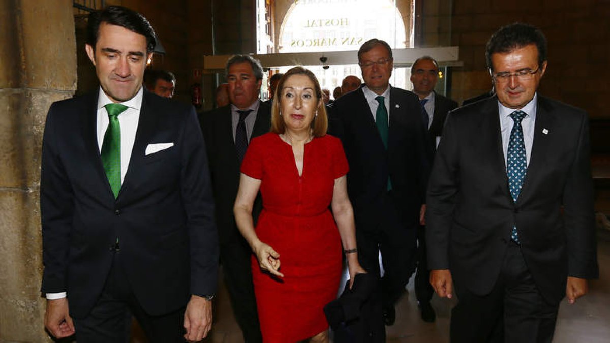 Suárez-Quiñones y José Luis Ulibarri reciben a Ana Pastor a su llegada a San Marcos