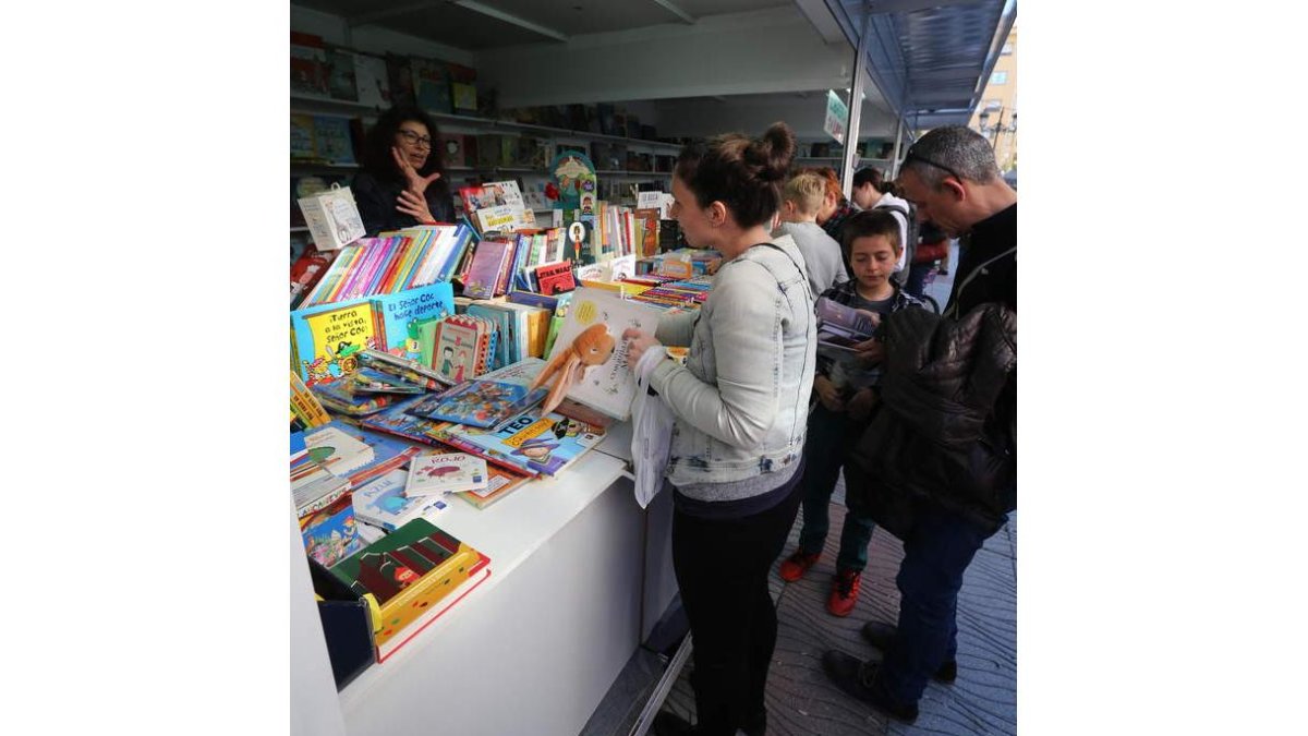 Sección infantil en uno de las casetas ayer por la tarde. ANA BARREDO