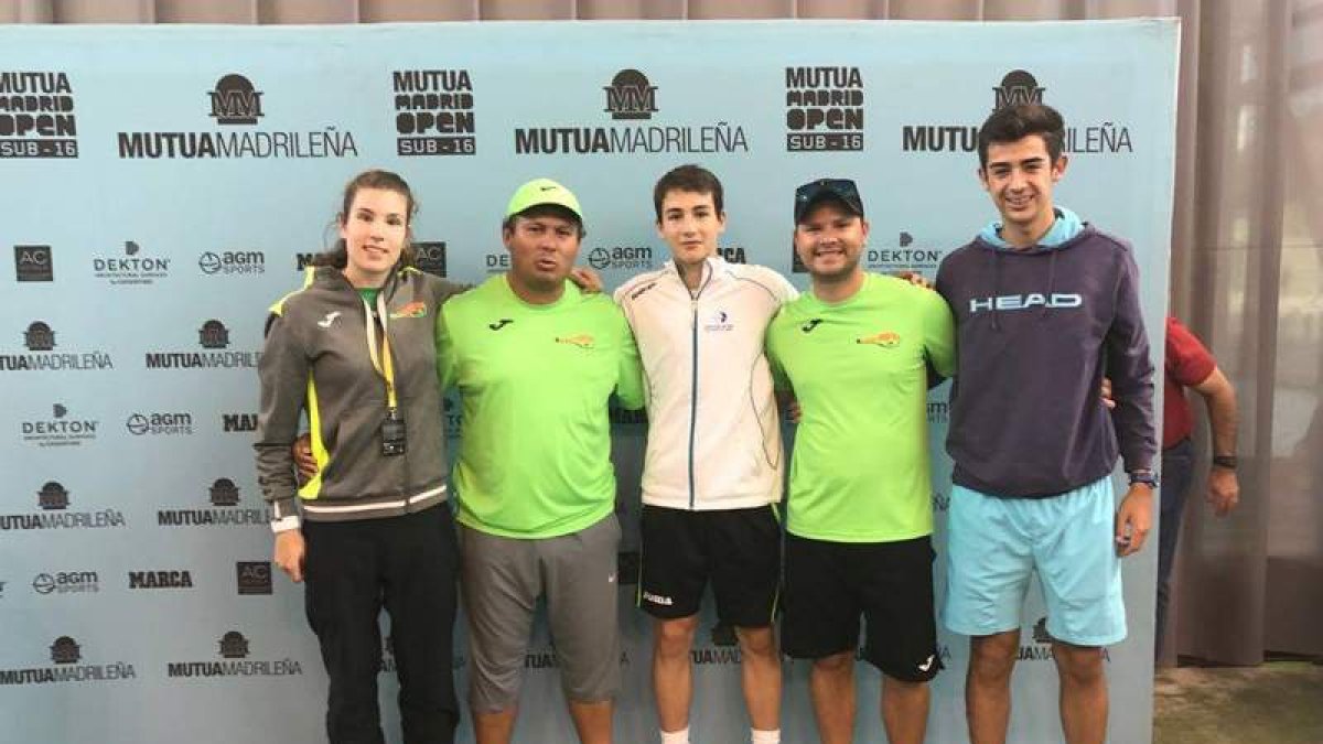 Alejandro García, primero por la derecha. DL