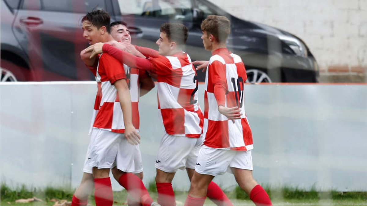 Los jugadores arlequinados celebran uno de los goles materializados.