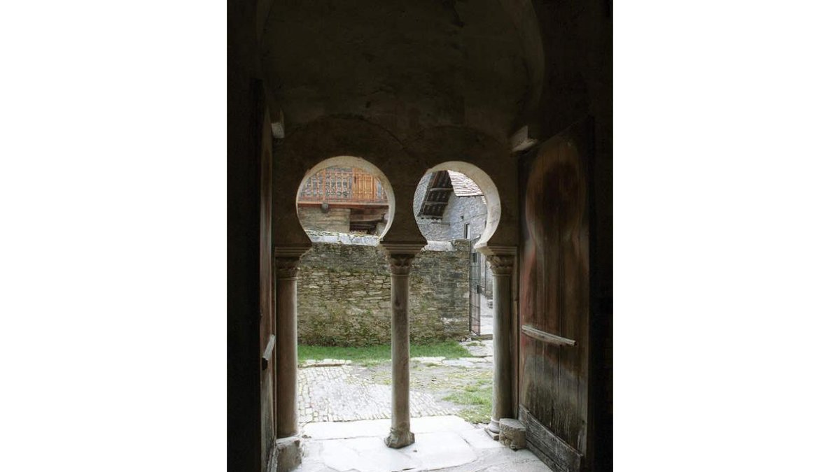 Foto de archivo de la iglesia mozárabe de Peñalba de Santiago. DE LA MATA