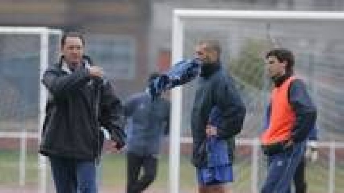 El de La Válgoma lanza un peto con cara de pocos amigos, ayer durante el entrenamiento de su equipo
