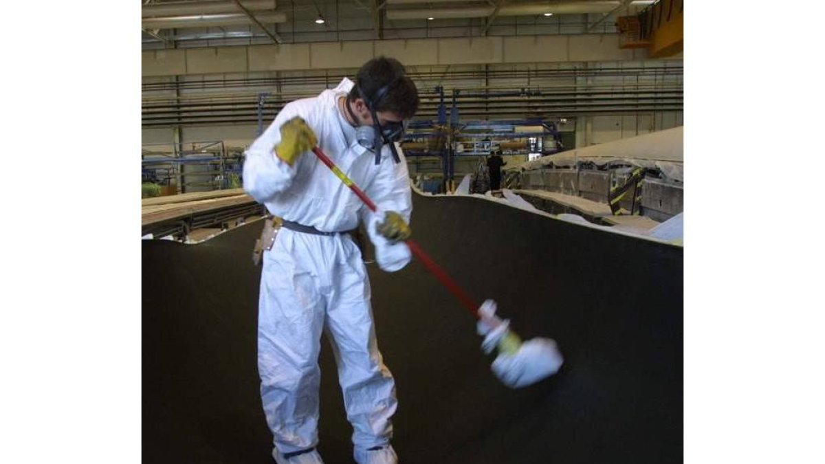 Un operario prepara el interior de una pala.