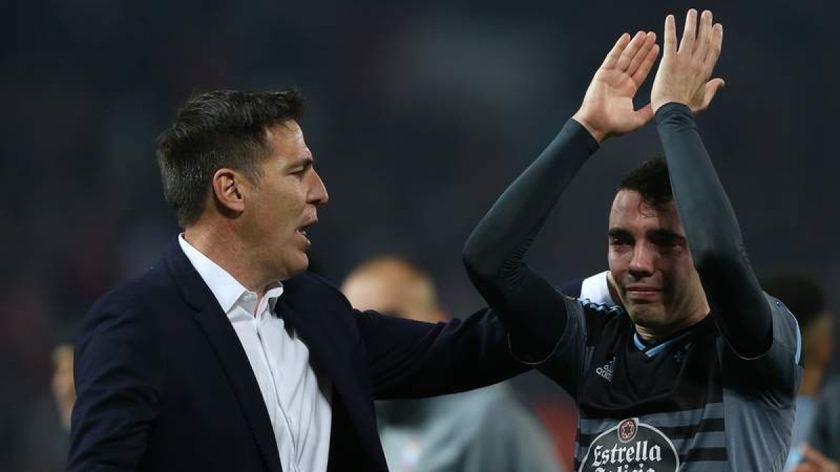 Berizzo, entrenador del Celta, consuela a Iago Aspas. RODDIS
