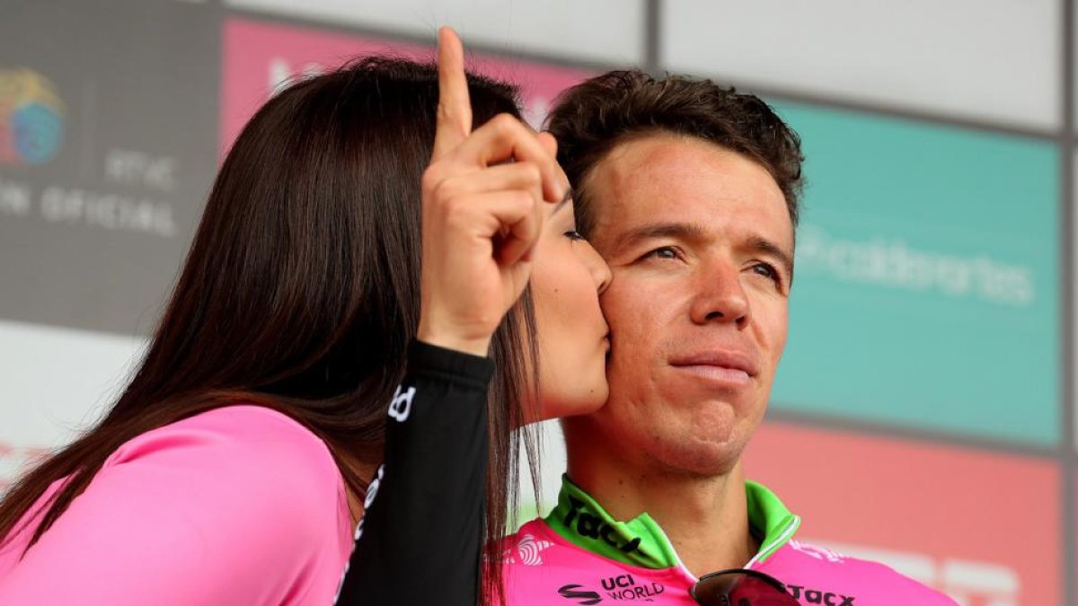 La azafata y Rigoberto Urán, en el podio de Manizales (Colombia)