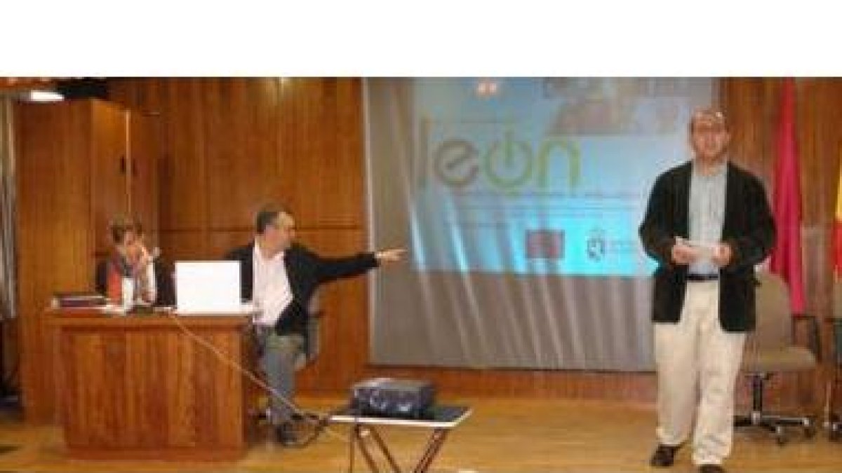 El diputado de Bienestar Social y alcalde de La Pola, presentó ayer el programa social.