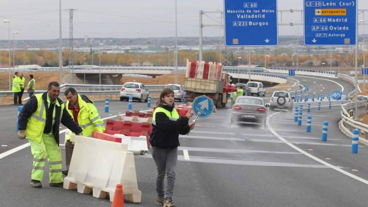 El acceso de la ronda sur a la A-60. ayer a mediodía, tras la apertura y el estreno de la nueva autovía.