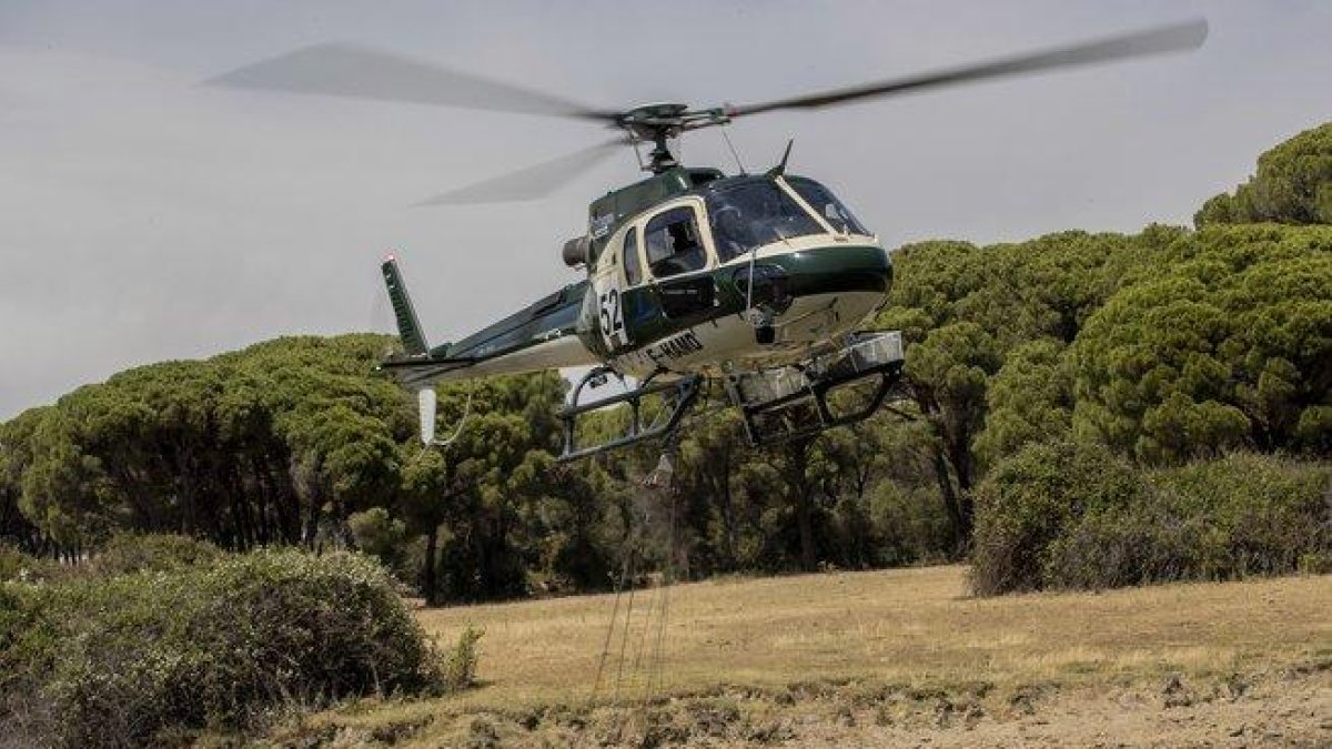 Un helicóptero, en las tareas de extinción del incendio de Cadalso de los Vidrios.