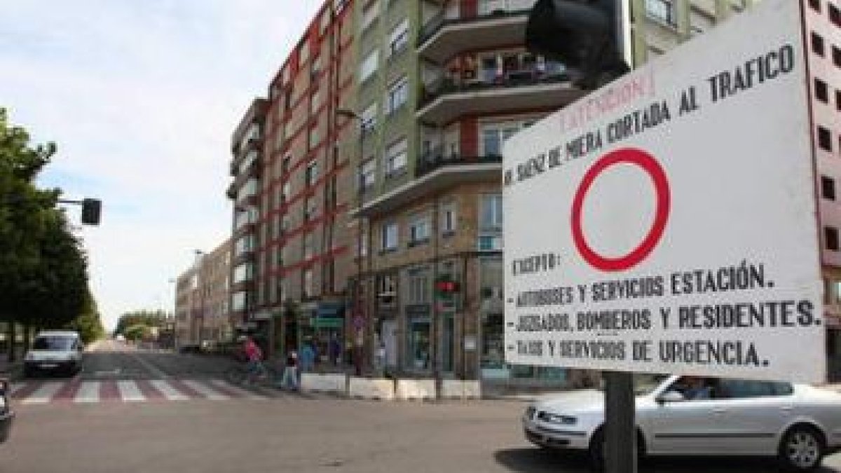 Un gran cartel anuncia desde ayer el corte de Sáenz de Miera.