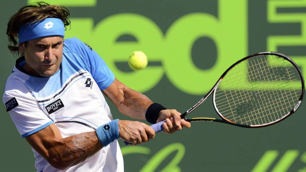 Ferrer golpea la bola en el partido de cuartos ante Melzer.