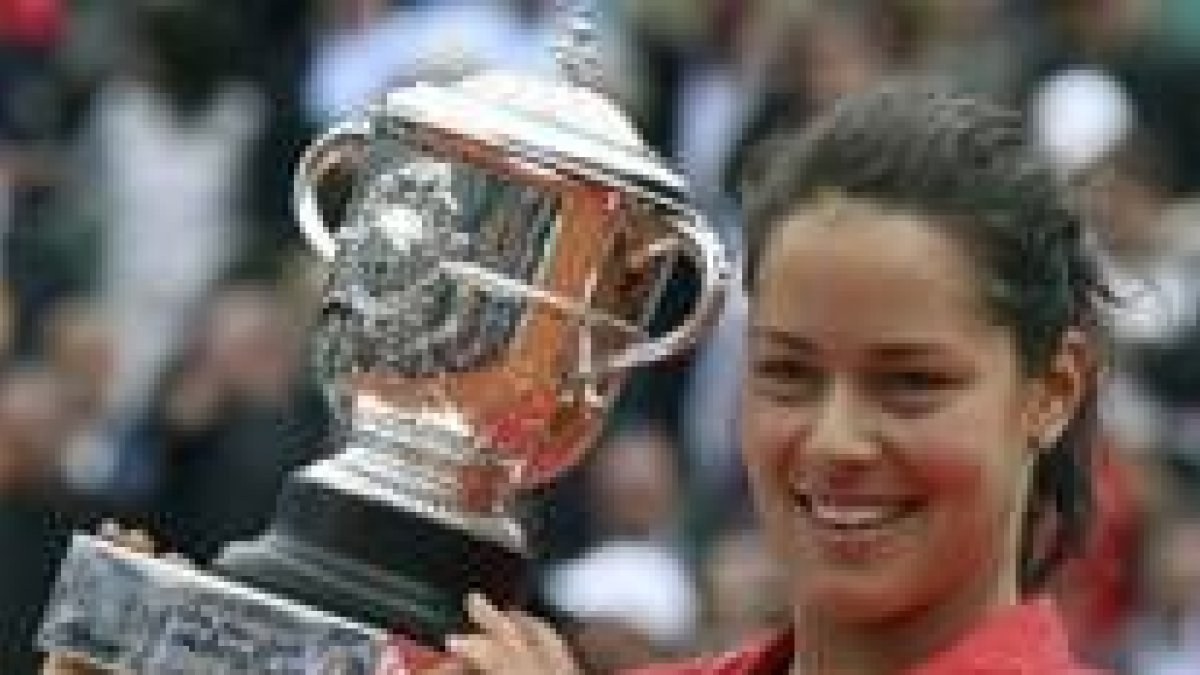 La serbia Ana Ivanovic, junto a la Copa que la acredita como campeona