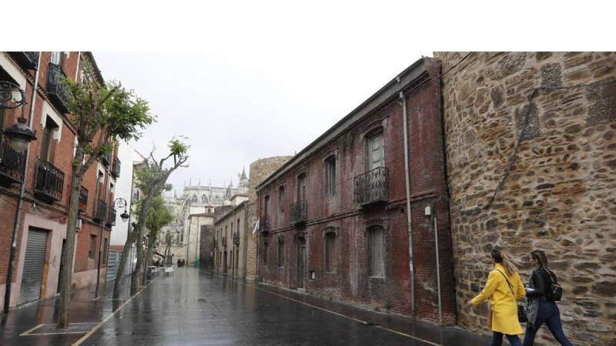 Fachada de la casa adosada a la muralla cuyas obras en la cubierta y estructura han sido paralizadas por el Ayuntamiento . JESÚS F. SALVADORES