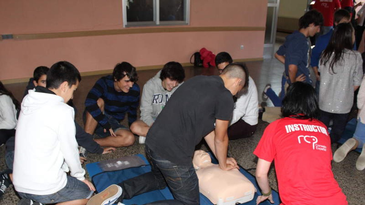 Alumnos de La Inmaculada en un ejercicio de reanimación.