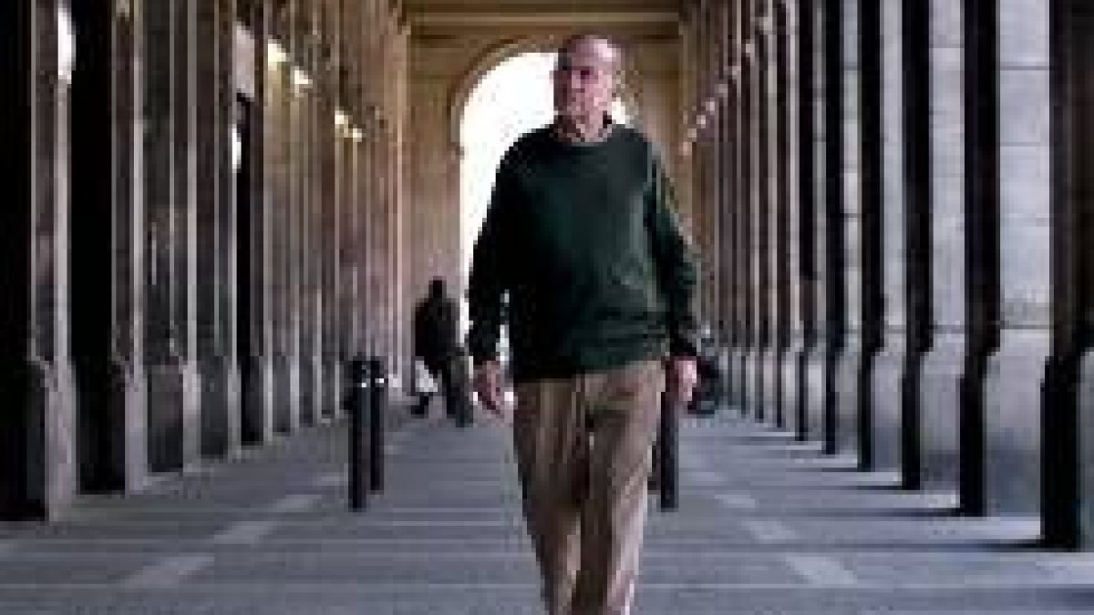Luis Goytisolo pasea bajo la arcada de la Plaza Mayor de Salamanca