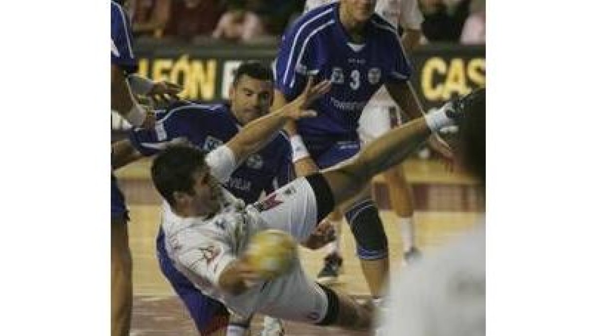 Jakobsen, que ayer hizo once tantos, penetra entre la defensa alicantina