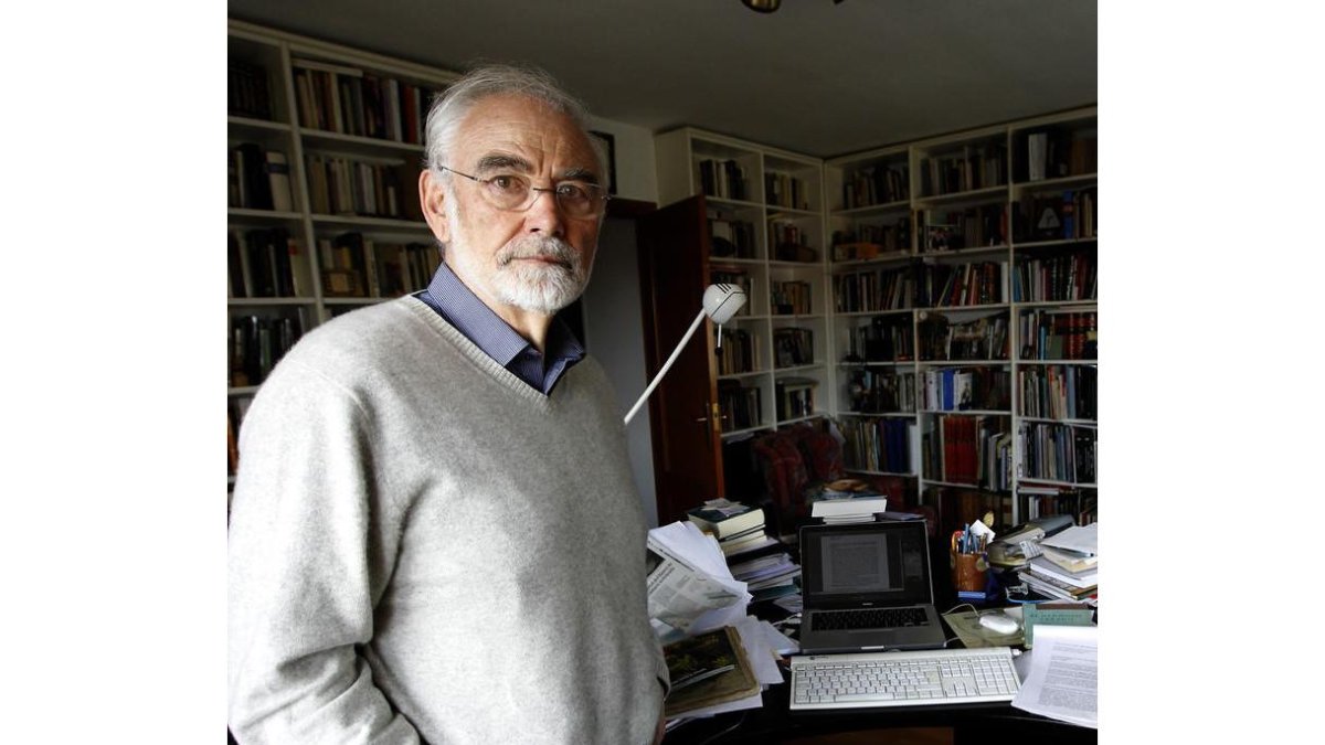 Juan Pedro Aparicio en su despacho