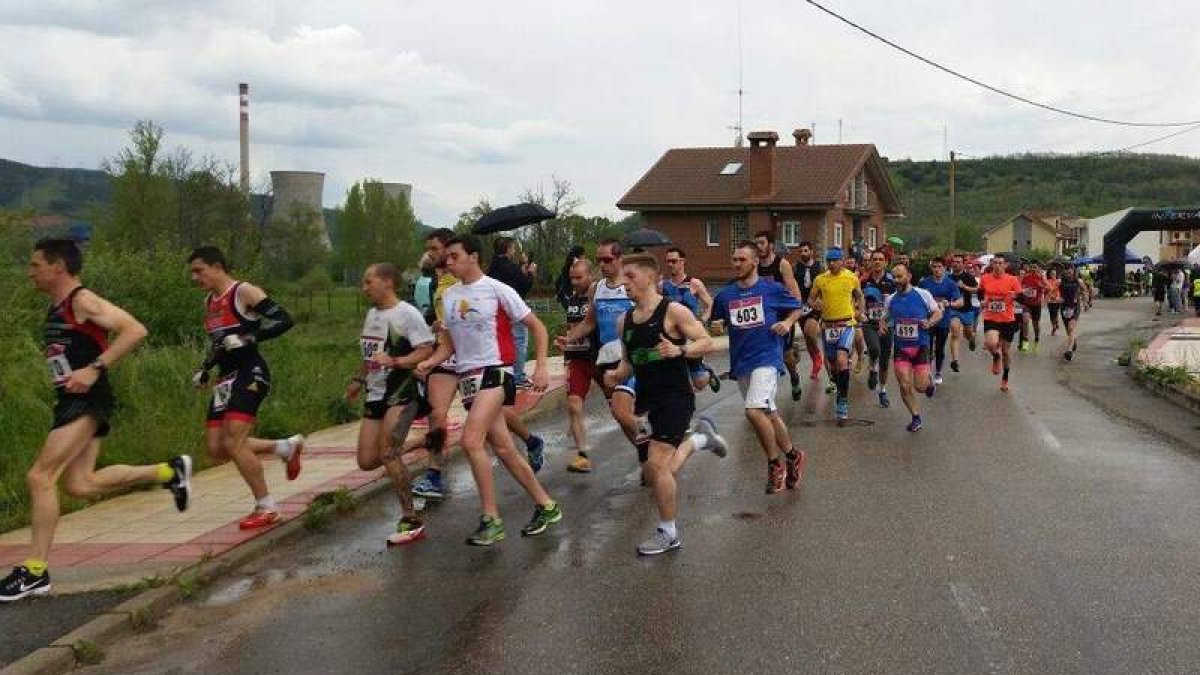 El duatlón cross de Llanos de Alba contó con una participación notable en la puesta de largo de la segunda edición de la Copa leonesa. JAVIER ZAPICO/BAUTISTA GUTIÉRREZ