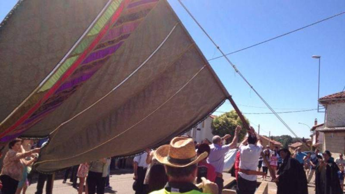 El nuevo pendón recorrió las calles del pueblo con alegría.