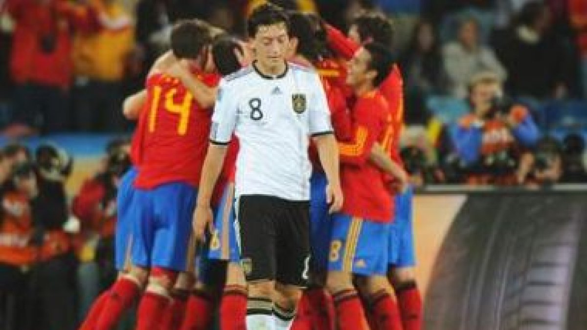 Özil aparece desolado en la imagen tras el gol de España ante Alemania en el Mundial.