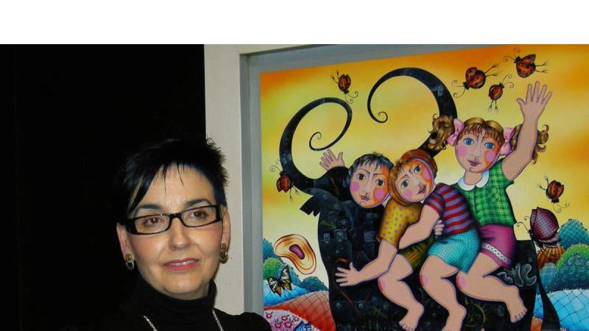La artista Carolina Cuadrillero posa junto a una de sus obras.