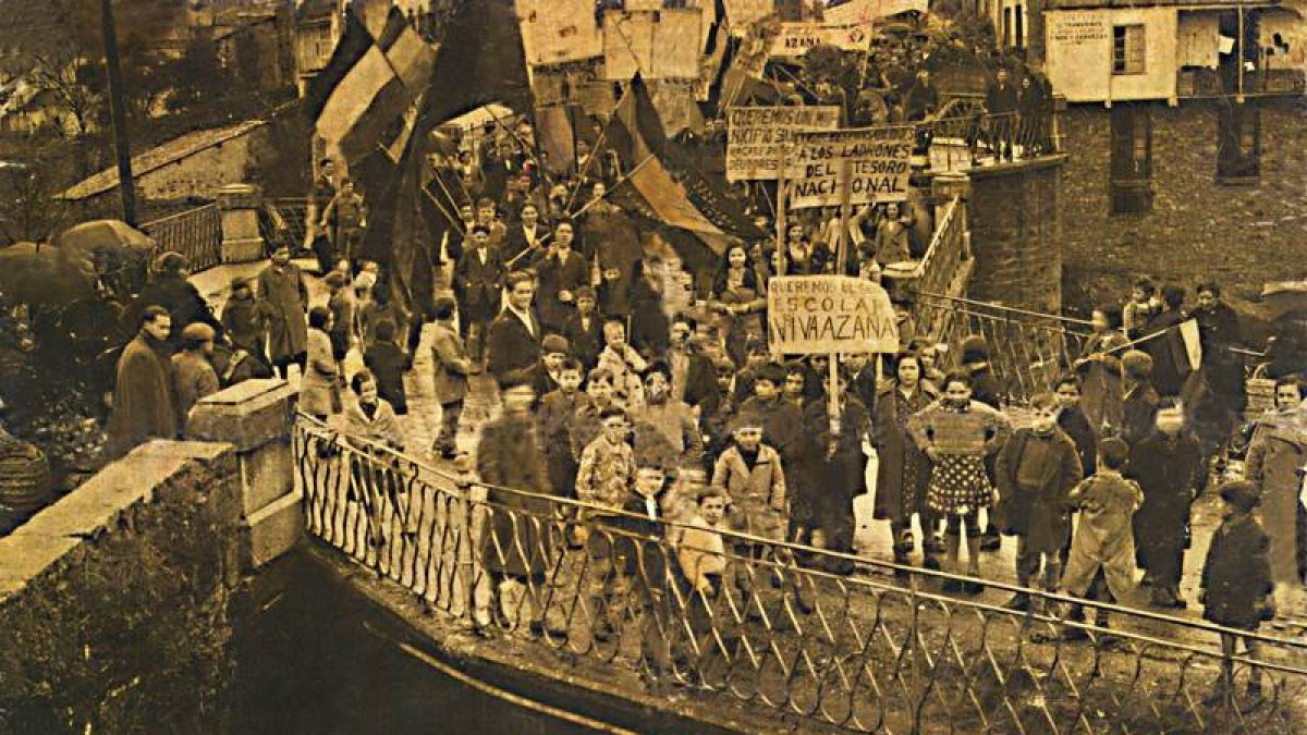 Manifestación a favor de Azaña en febrero de 1936. El niño Emilio Silva Santín pedía una escuela