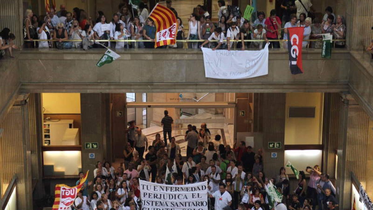 Los sanitarios obligan a suspender la reunión de la Mesa Sectorial sobre los recortes.