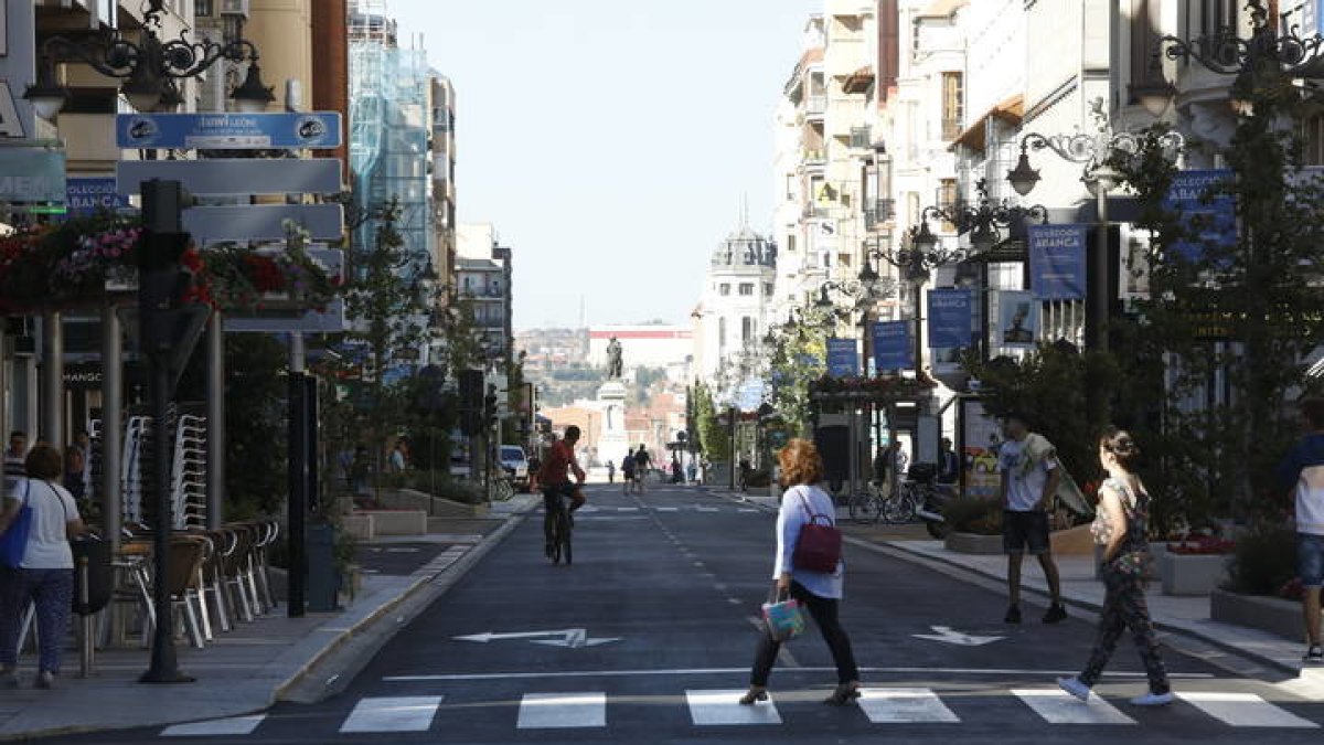 La céntrica avenida de Ordoño II, durante el Día Europeo Sin Coche de 2018. MARCIANO PÉREZ 22092018