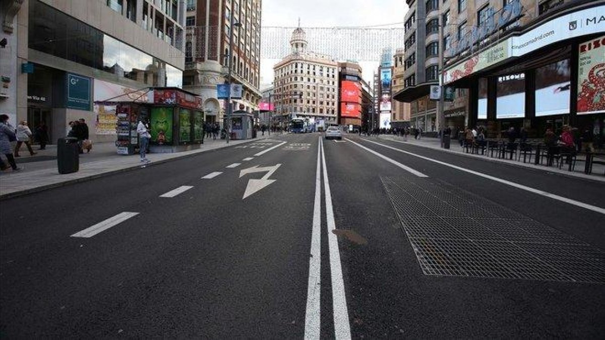 La Gran Vía a la altura de la Plaza de Callao, vacía.