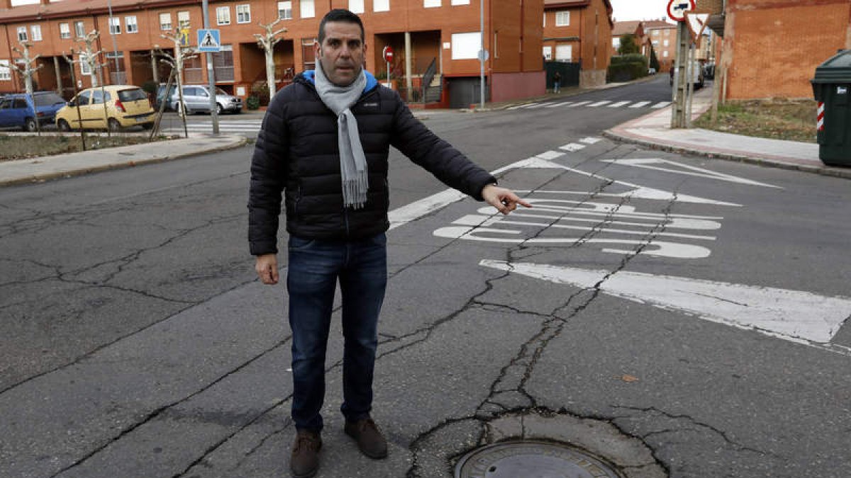 El edil Francisco Gómez muestra la frontera donde se unirá el abastecimiento con León. MARCIANO