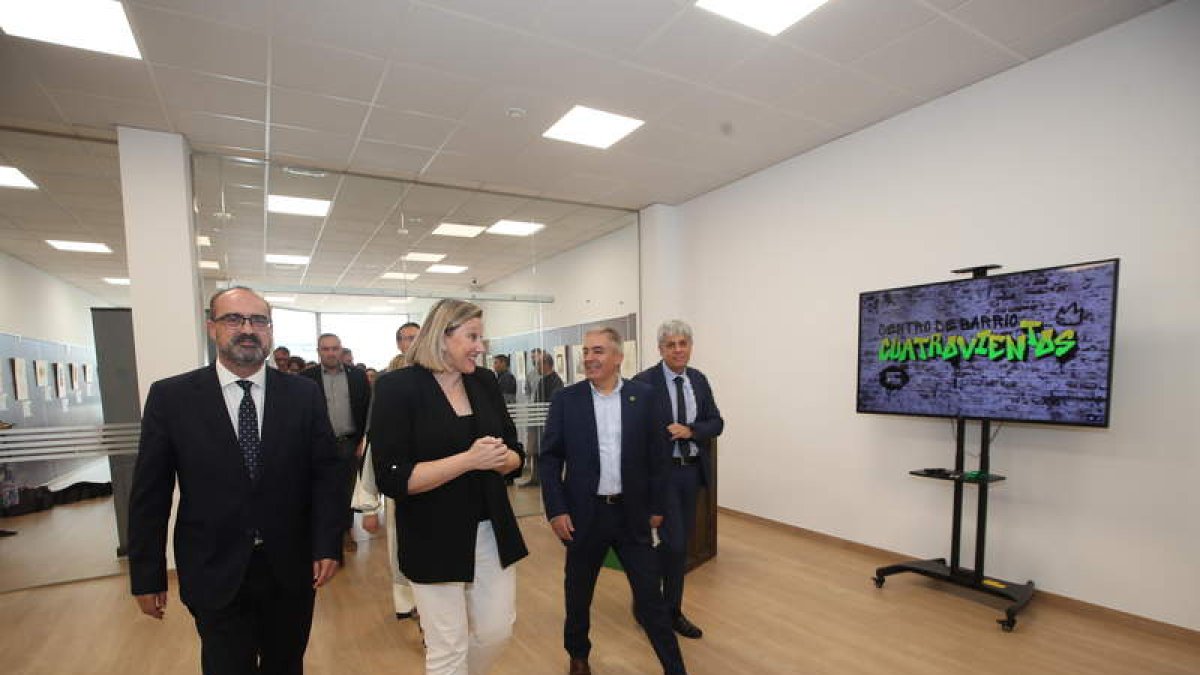 El alcalde de Ponferrada, con la consejera, el responsable de Asprona y Eduardo Diego. ANA F. BARREDO