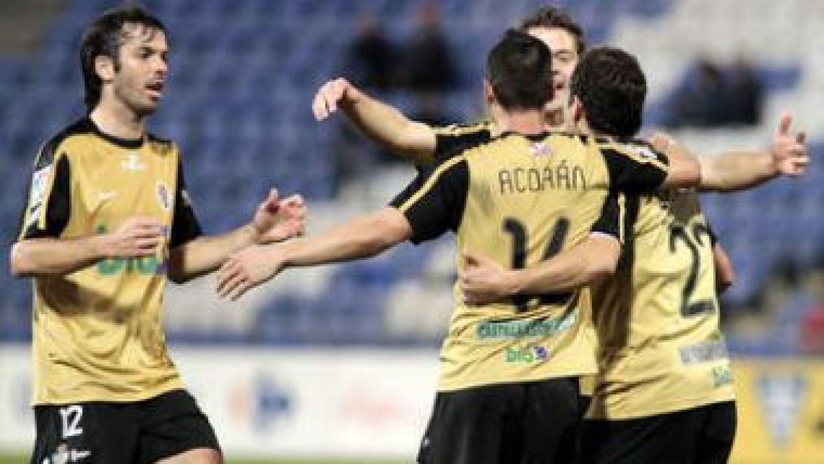 Los jugadores de la Ponferradina celebran el tanto de Acorán, que a la postre valdría un punto.