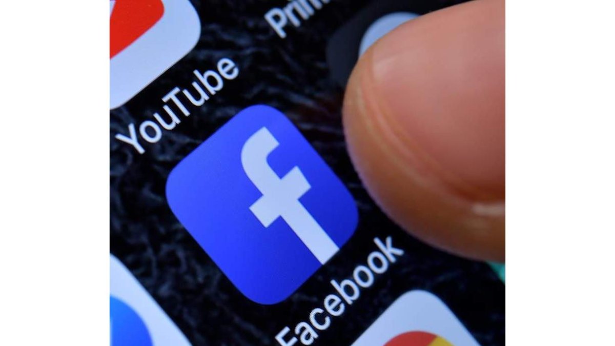 Facebook empieza a penalizar los títulos atractivos de noticias falsas. SASCHA STEINBACH