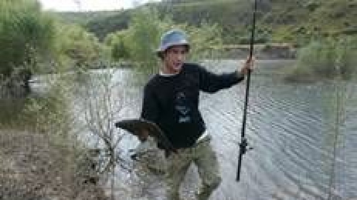 Un pescador exhibe un espléndido ejemplar de carpa capturada en el embalse berciano de Bárcena