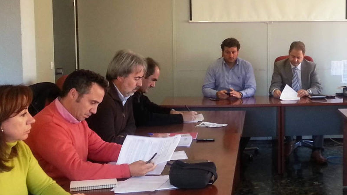 Primera reunión de la comisión, con el alcalde y el concejal de transporte al frente.