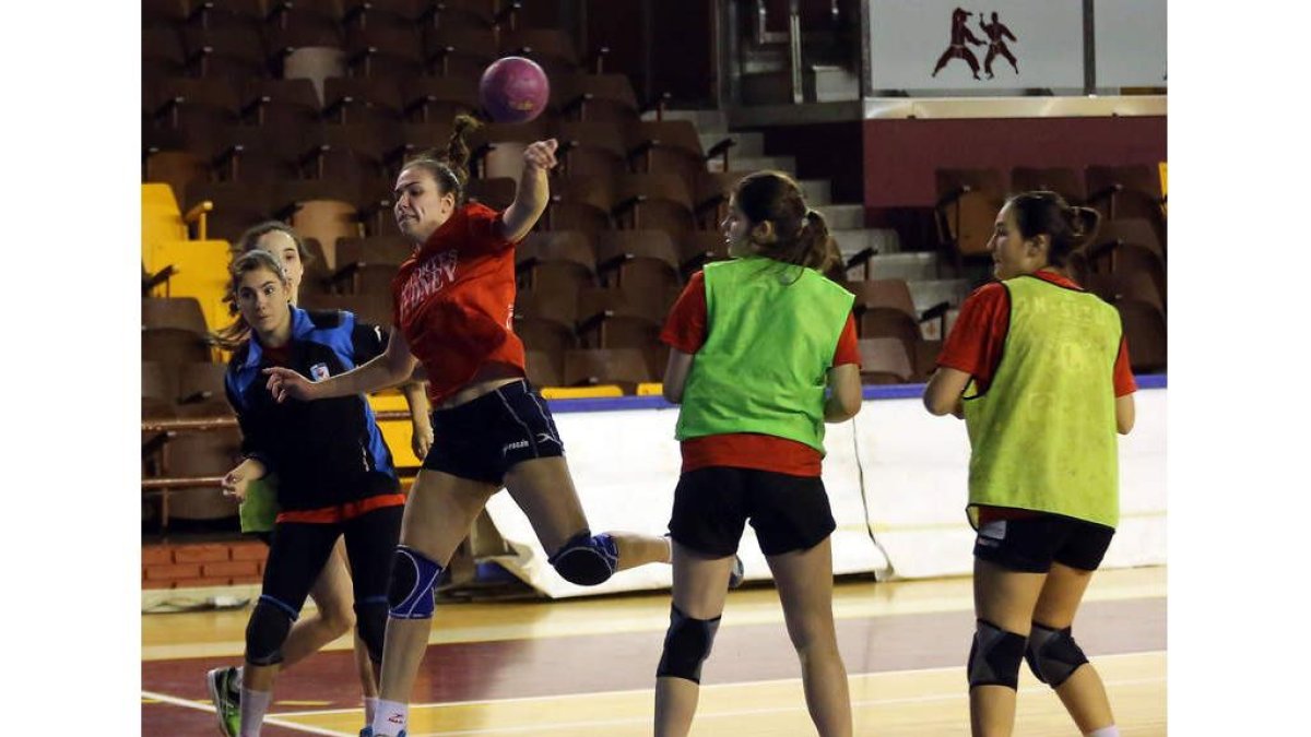 Las jugadoras del Cleba en un entrenamiento en el Palacio