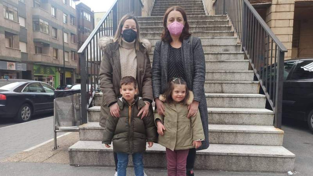 Sara Díaz y Susana Álvarez, con sus hijos. ARAUJO
