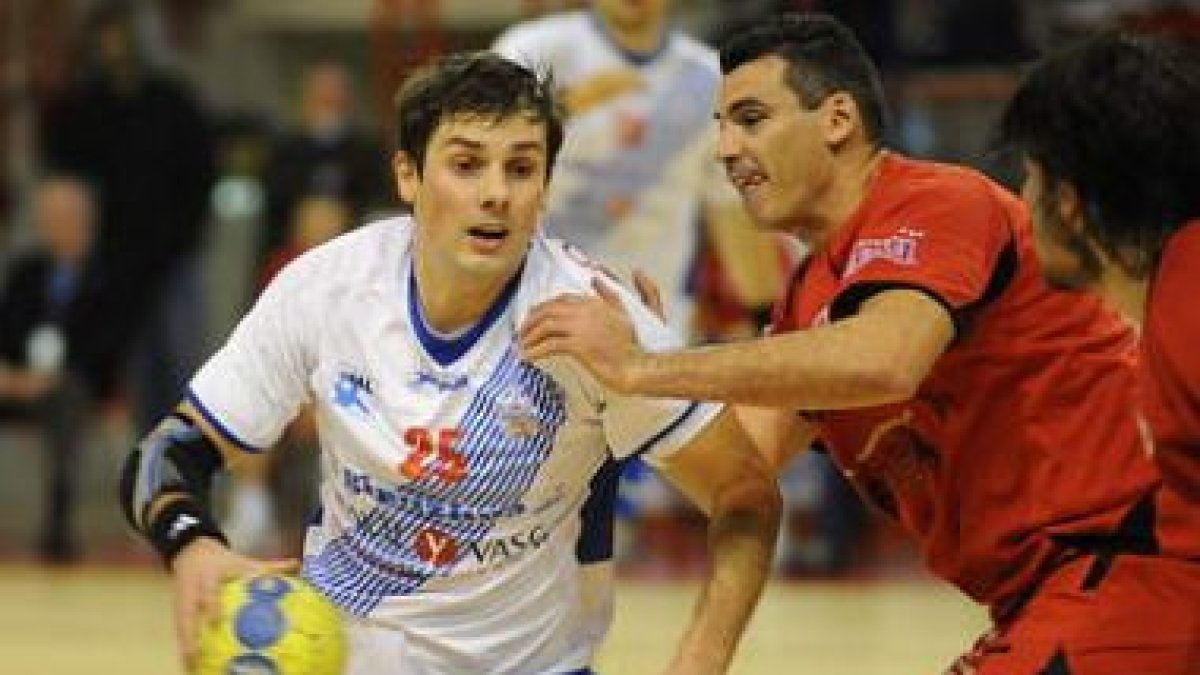 Dalibor Cutura (i), de aceptar la oferta del Ademar, se convertiría en el cuarto refuerzo.