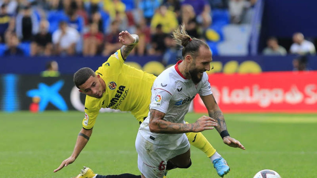 El centrocampista del Villarreal Yeremi Pino y el defensa serbio del Sevilla Nemanja Gudelj. D. CASTELLÓ