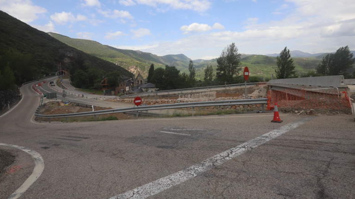 Con problemas en viales como la Nacional 120, en la imagen La Barosa, de la A-76 nada se sabe. ANA F. BARREDO