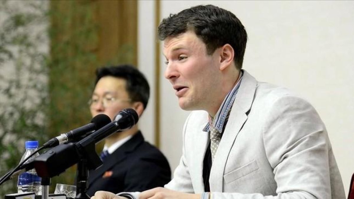 El estudiante estadounidense de 21 años, Otto Warmbier, en su comparecencia ante los medios norcoreanos en Pyongyang (Corea del Norte).