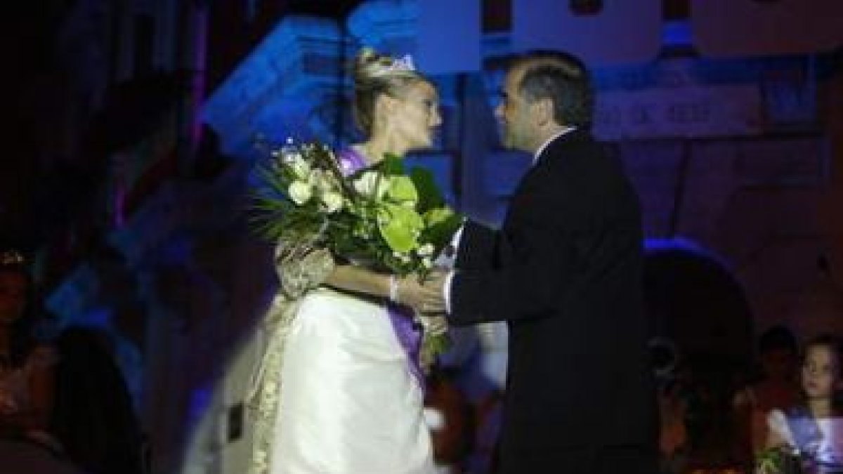 Carmen Fernández, Reina infantil de las fiestas de La Bañeza, recibe la corona de su antecesora en e