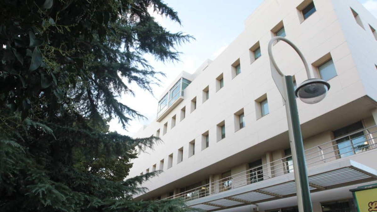 El edificio de Correos, inaugurado en 1984, obra del arquitecto gallego Alejandro de la Soto, foto de la derecha.