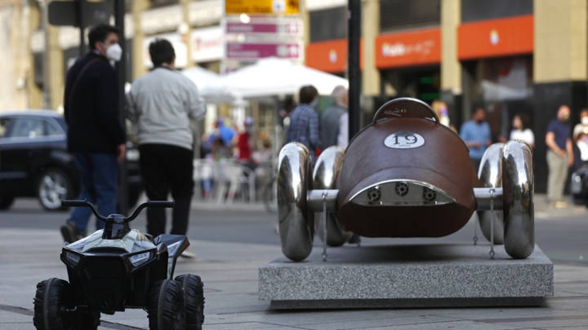 Las nuevas esculturas colocadas en la avenida de Ordoño II contrastan con los juguetes de los niños que pasean por el centro de la ciudad. FERNANDO OTERO